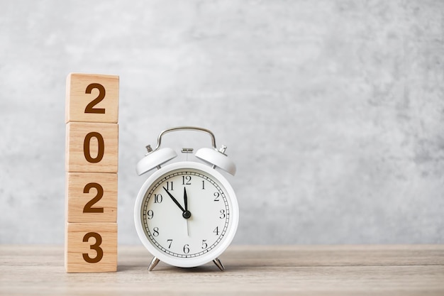 ヴィンテージ目覚まし時計と2023ブロックの新年あけましておめでとうございますクリスマス新しい開始解決カウントダウン目標計画アクションと動機付けの概念