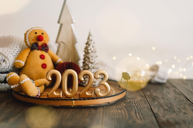 新年あけましておめでとうございます 2023 クリスマス背景モミの木の円錐形とクリスマスの装飾クリスマス休日のお祝い新年のコンセプト