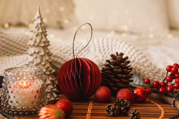 明けましておめでとうございますクリスマスの背景とモミの木の円錐形とクリスマスの装飾クリスマス休暇...