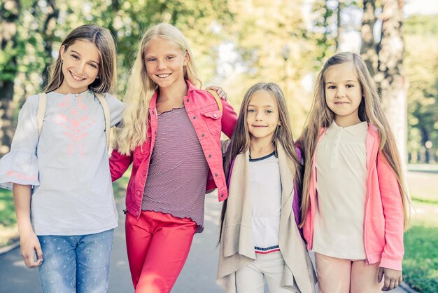 写真 公園で一緒に抱き締める幸せな素敵な女の子