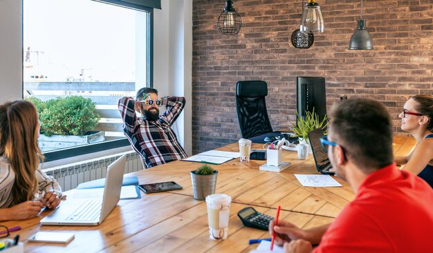 Photo happy office worker because he goes on vacation