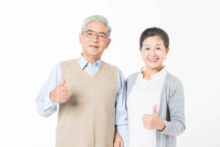 Photo 행복 한 오래 된 커플은 엄지 손가락을 제기