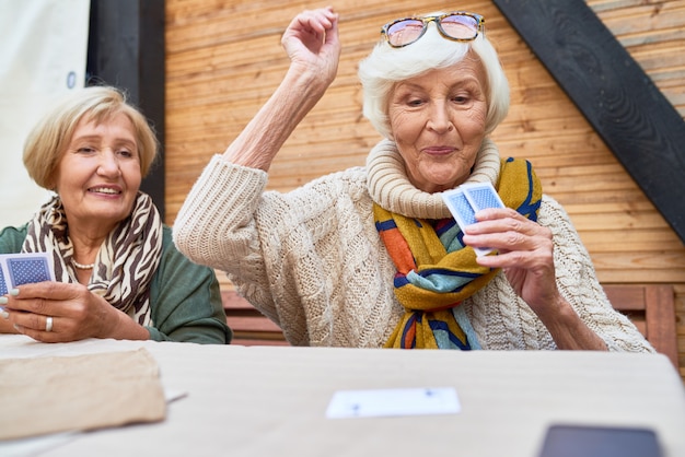 Foto happy old lady winnen kaartspel