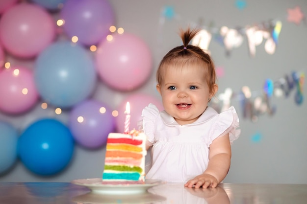 Foto bambino di un anno felice con una torta di compleanno compleanno del bambino
