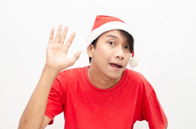 흰색 통해 격리된 빨간색 크리스마스 테마 옷을 입은 행복한 흥분한 estactic 매력적인 아시아 남자.
