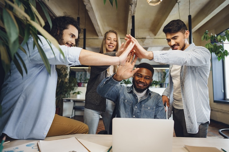 Photo happy overjoyed business team celebrate corporate victory