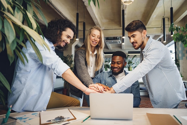 幸せな大喜びのビジネスチームは企業の勝利を祝います