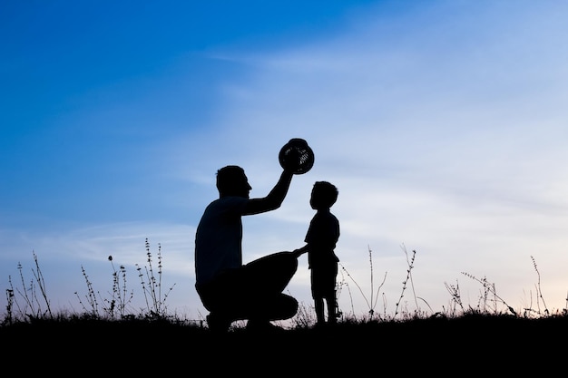 Photo happy parent with children playing on nature summer silhouette