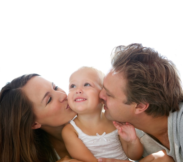 Foto genitori felici che baciano bambino