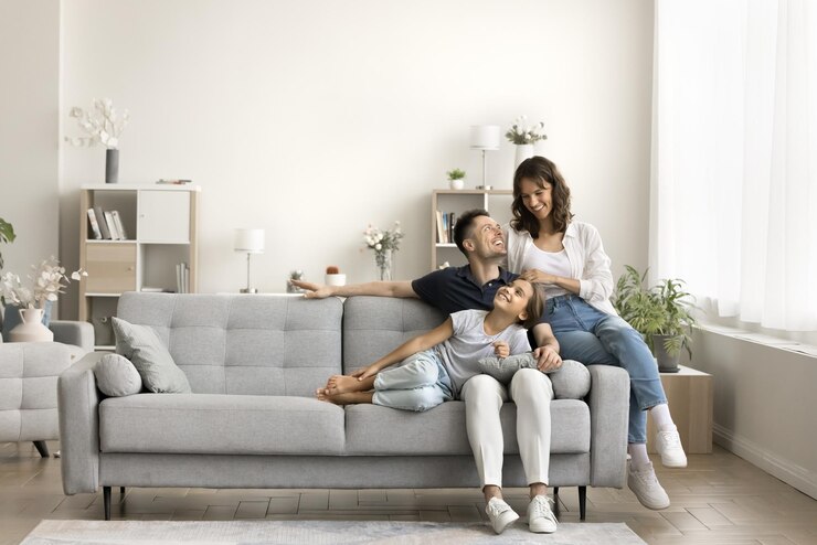 Photo happy parents and little daughter kid relaxing on sofa