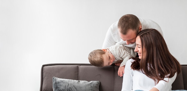 Foto genitori felici con bambino a casa