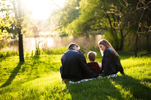 Photo happy parents with child in nature