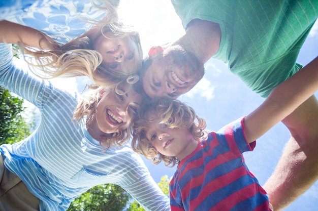 Genitori felici con i bambini che formano calca all'iarda