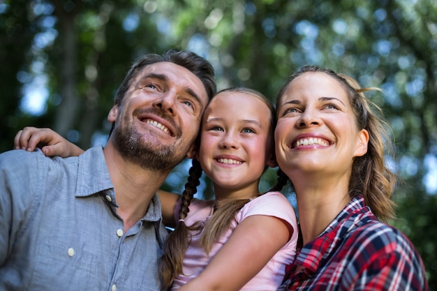 Photo happy parents with daughter in back yard