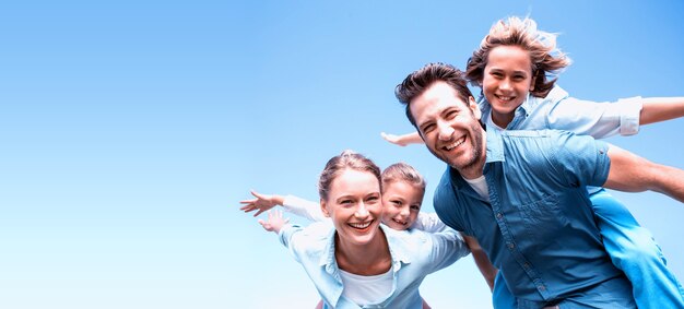 Foto genitori felici con i loro bambini