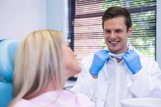 Счастливый пациент разговаривает со стоматологом