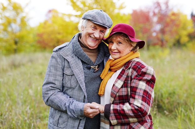 Photo happy pensioner park relationship couple