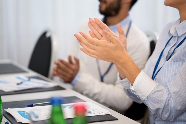 Foto persone felici che applaudono a una conferenza aziendale