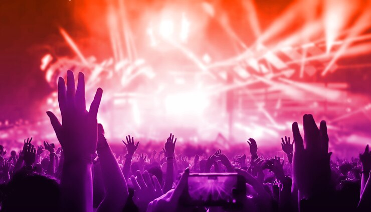 Photo happy people dance in nightclub party concert