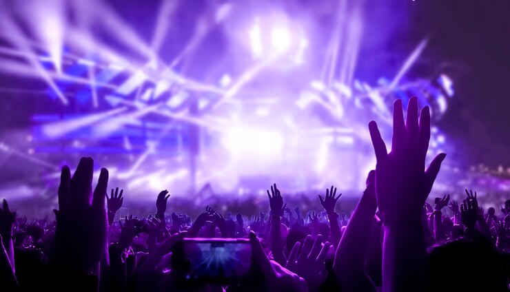 Photo happy people dance in nightclub party concert