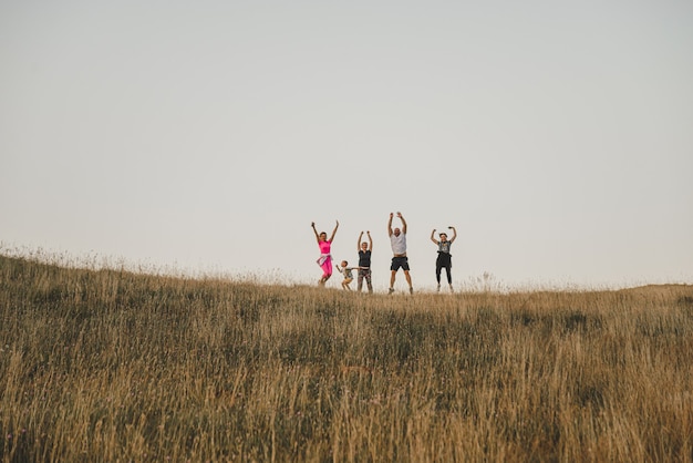 Foto persone felici che saltano nella natura