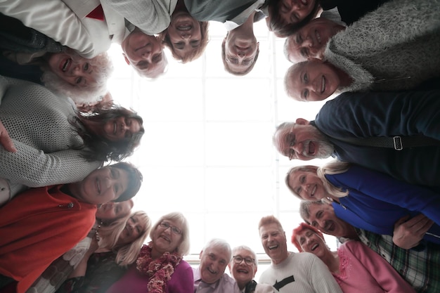 Foto persone felici che guardano la telecamera