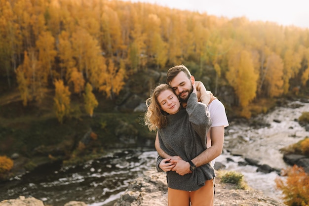 Photo happy people in love are travel hike in nature in the autumn forest romantic trip to countryside