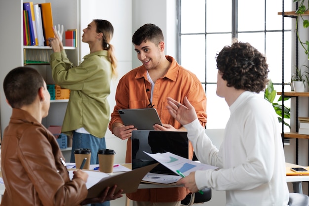 Persone felici al lavoro a tiro medio