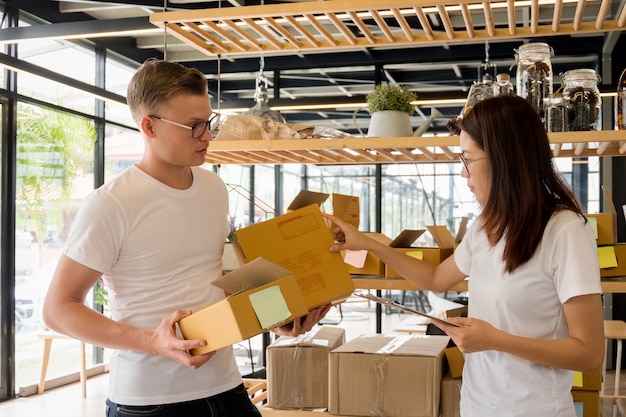 幸せな人々はチェックインのためのラップトップで仕事をしています製品ビジネスオンラインオフィス家