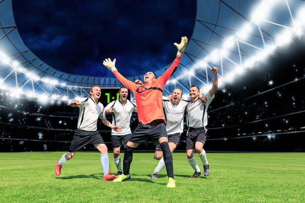 Photo happy players running on soccer field