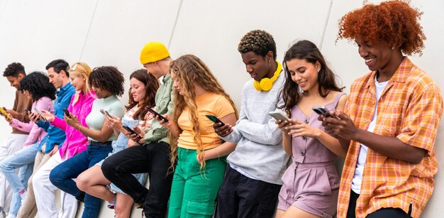 Photo happy playful multiethnic group of young friends bonding outdoors