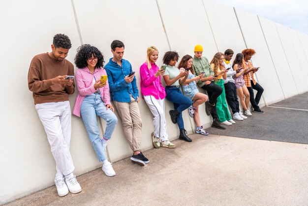 Foto felice giocoso gruppo multietnico di giovani amici che si legano all'aperto