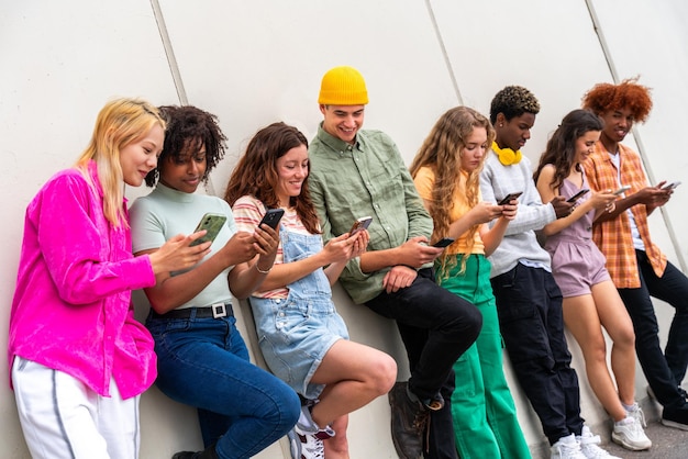 Foto felice giocoso gruppo multietnico di giovani amici che si legano all'aperto