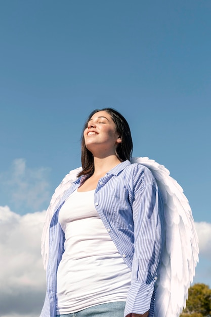 Фото Счастливый ангел на открытом воздухе