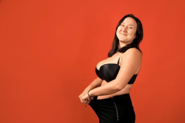 Felice plus size ragazza facendo full split. concetto positivo del corpo felice. amo il mio corpo. prima e dopo dal concetto grasso a quello magro