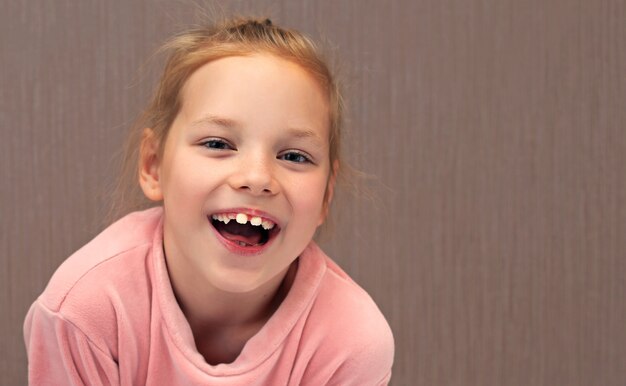 Foto ritratto felice di una ragazza del bambino dai capelli rossi