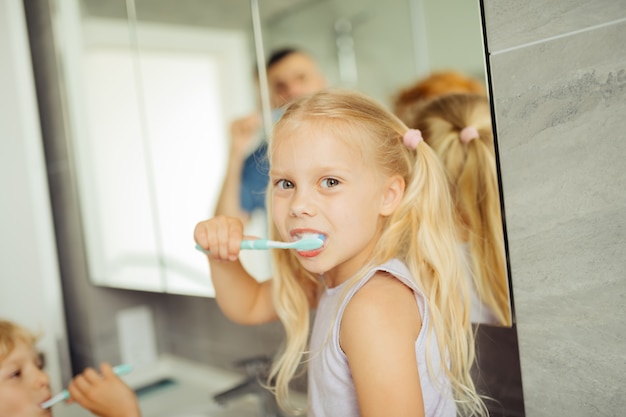Фото Счастливая позитивная девушка держит зубную щетку