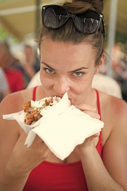 Photo happy preatty girl or woman eating sandwich gyros