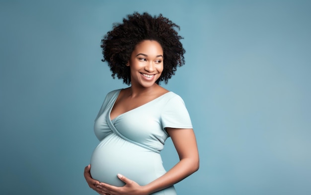 그녀의 배를 만지고 행복 임신 한 흑인 여성