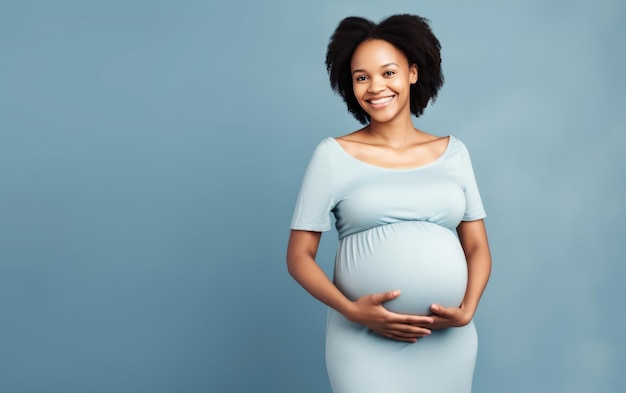 счастливая беременная негритянка трогает живот