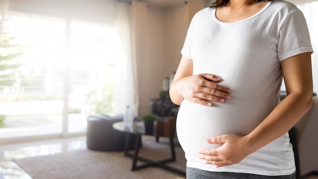 写真 幸せな妊娠中の女性と期待して赤ちゃん。