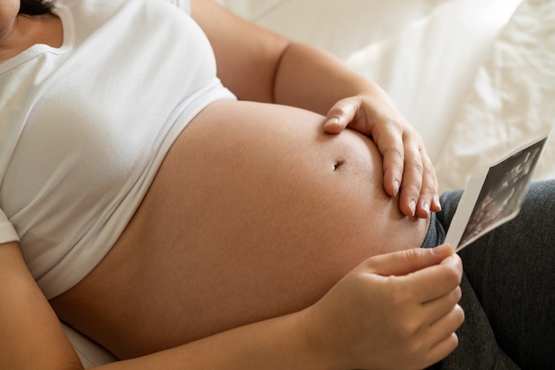 写真 幸せな妊娠中の女性と期待して赤ちゃん。