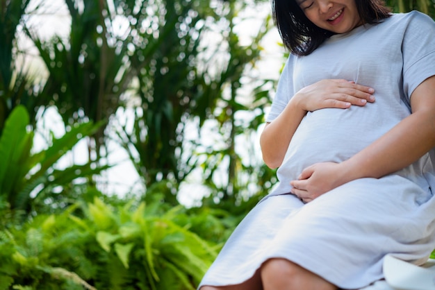 写真 幸せな妊娠中の女性と期待して赤ちゃん。