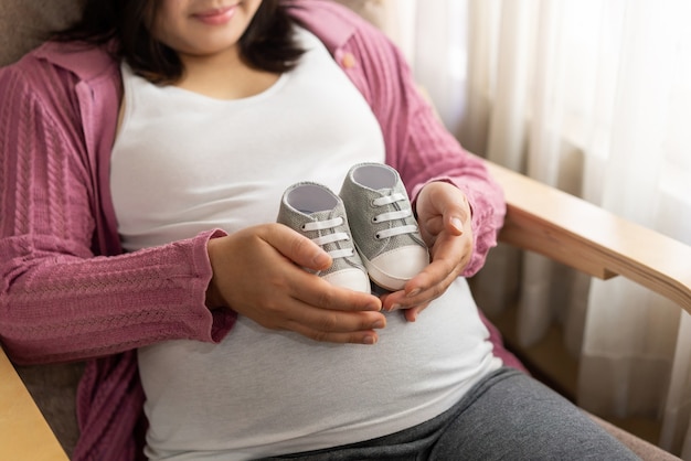 Photo happy pregnant woman and expecting baby.