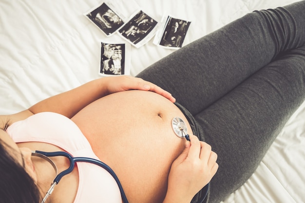 Donna incinta felice e bambino in attesa.