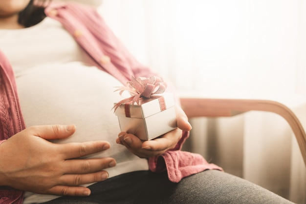 Photo happy pregnant woman and expecting baby.