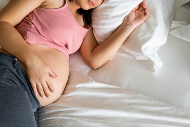 Foto donna incinta felice e bambino in attesa.