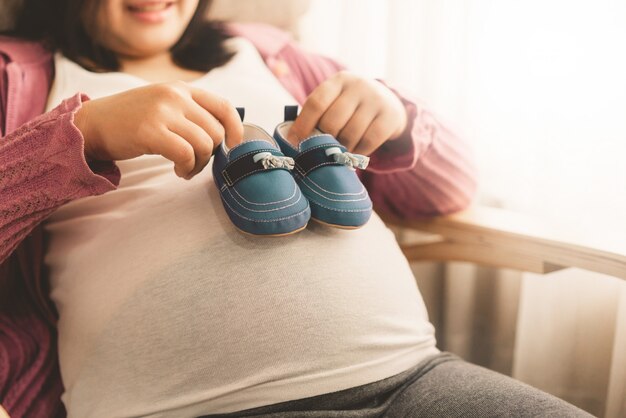 幸せな妊娠中の女性と期待して赤ちゃん。