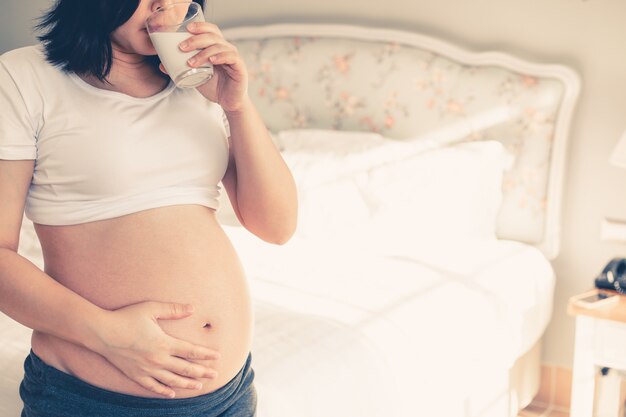 Donna incinta felice e bambino in attesa.