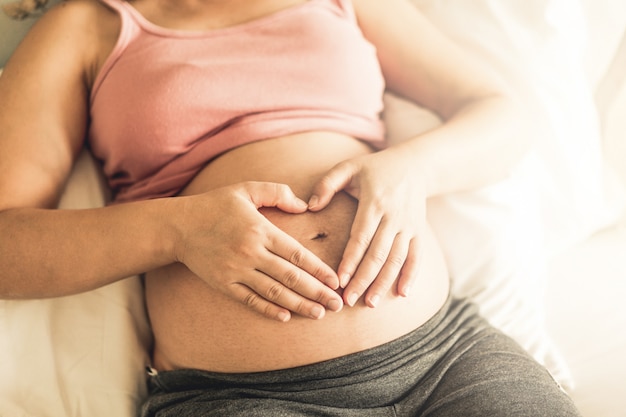 Foto donna incinta felice e bambino in attesa.